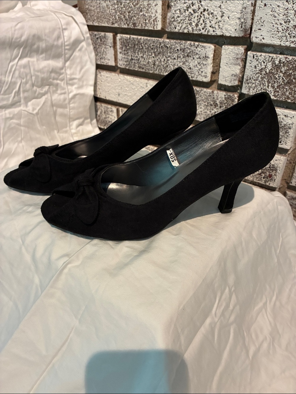 Isaac Mizrahi Black Suede Bow Mid-Heel Pumps
